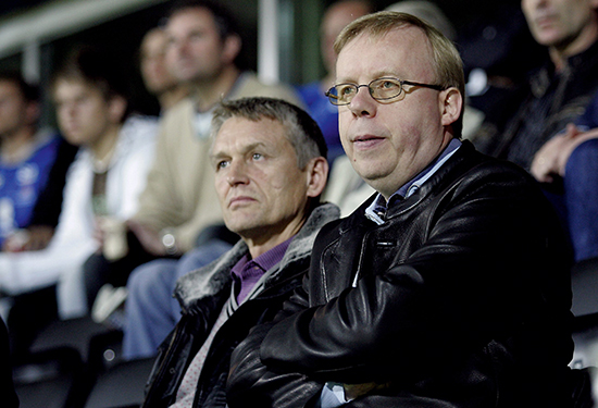 Den bedrageridømte fotballagenten Rune Hauge mente Knut Høibraaten, forfatteren av Fotballagenten, burde omdøpes til «Knut Vonbroten» da han ble intervjuet av NRK Sogn og Fjordane. Høibraaten fyrte av tilbake da NRK kontaktet ham for en kommentar. Men hans skarpe uttalelser kom ikke med i artikkelen. Høibraaten synes det hele luktet som en «drittpakke» – som det heter på mediespråket når en sak plantes for å skape negativ omtale om noen.